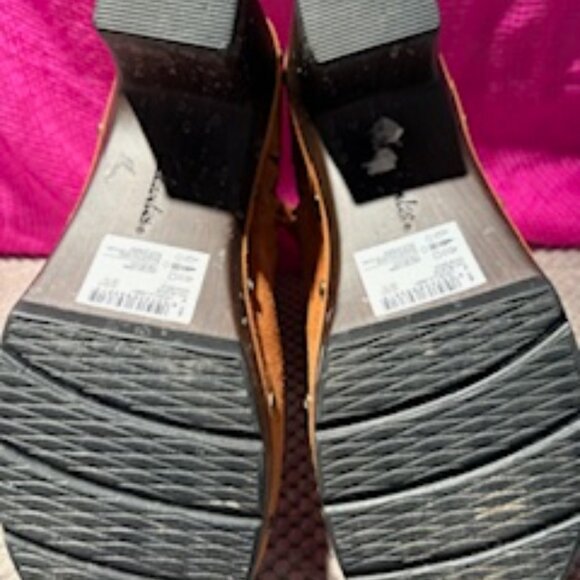 Clark's suede fur lined ankle boot - Picture 3 of 4